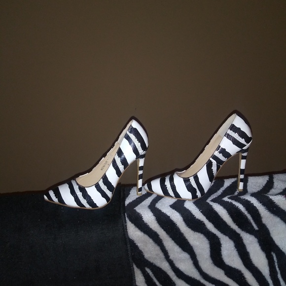black n white heels